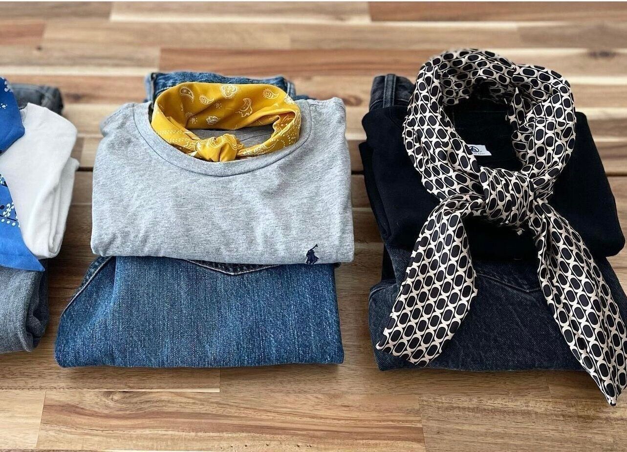 Tシャツとスカーフ置き画