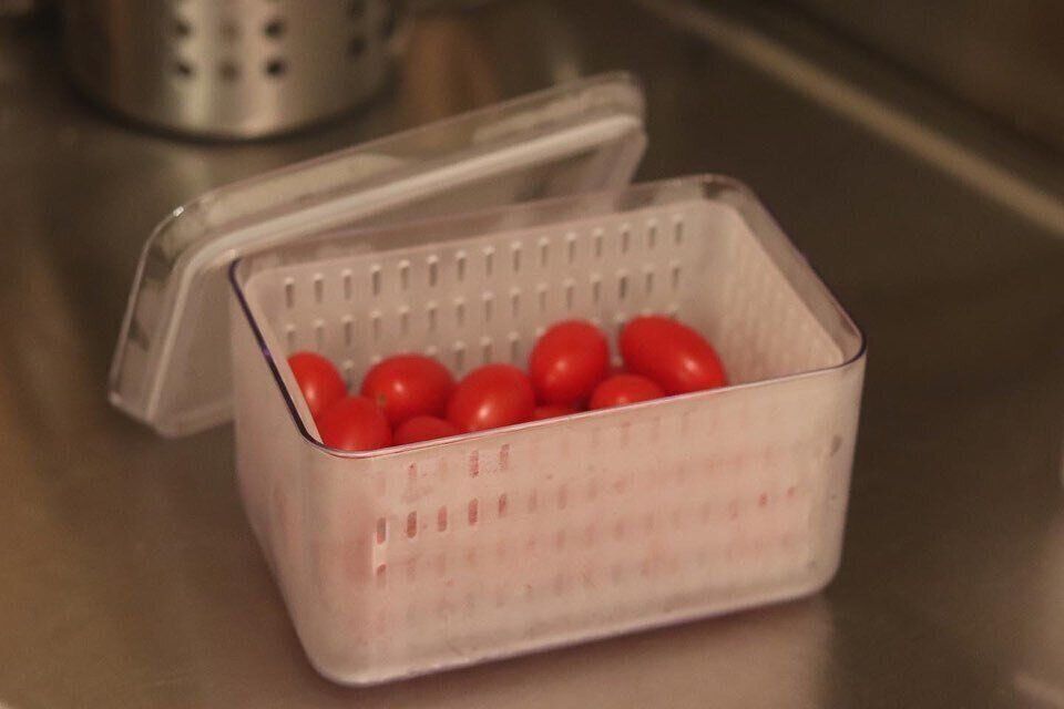 【3coins】野菜の鮮度を保つ！「ザル付き保存容器」