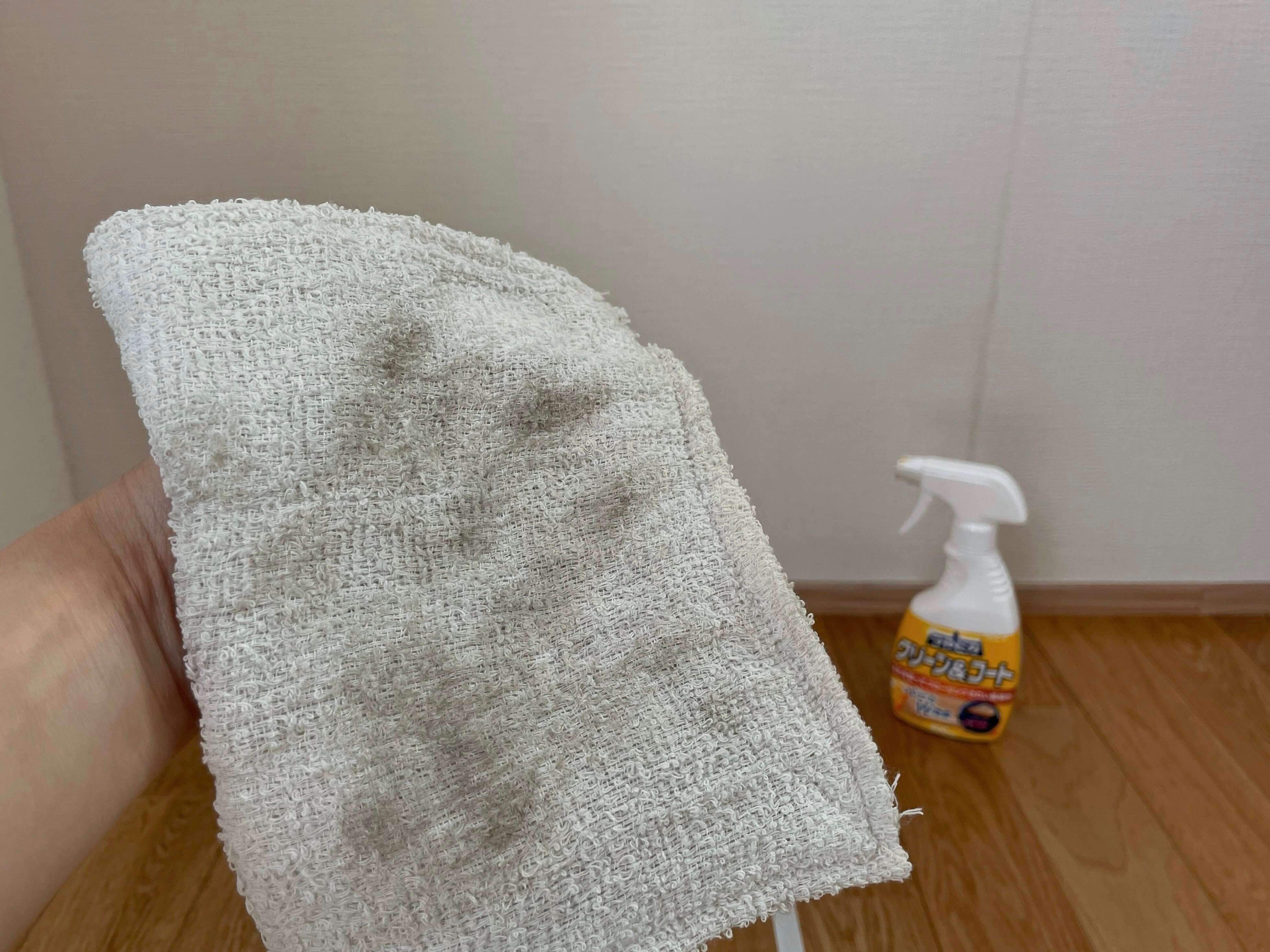 雑巾にスプレーして拭くだけ
