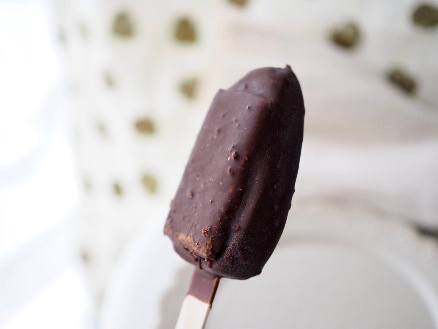 シャトレーゼ「クッキーオンアイス ストロベリー」商品写真