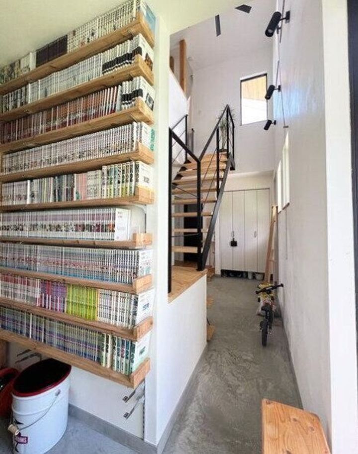 土間部屋に漫画収納棚をDIY!
