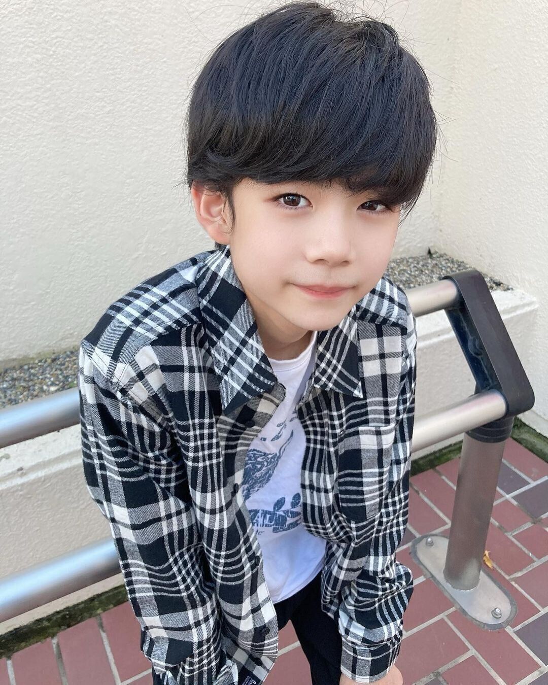 中学生の男の子に似合う流行のヘアスタイル クセ毛を活かしたマッシュヘア