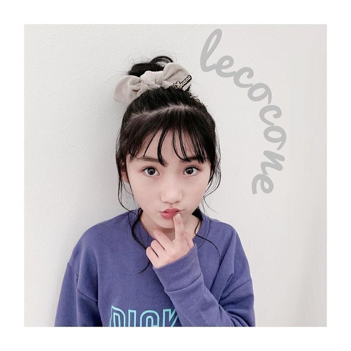 小学生女子も納得のキュートなヘアスタイル。ルーズなお団子+おくれ毛でこなれ感のあるヘアに