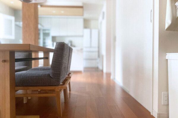 スッキリとしていてものが置かれていない掃除しやすそうなフローリング