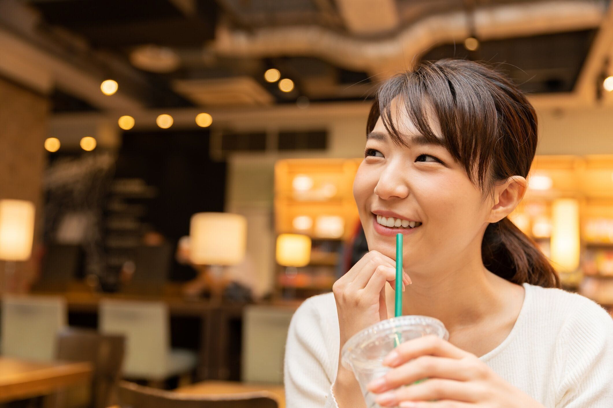 カフェでリラックスアジアの女性