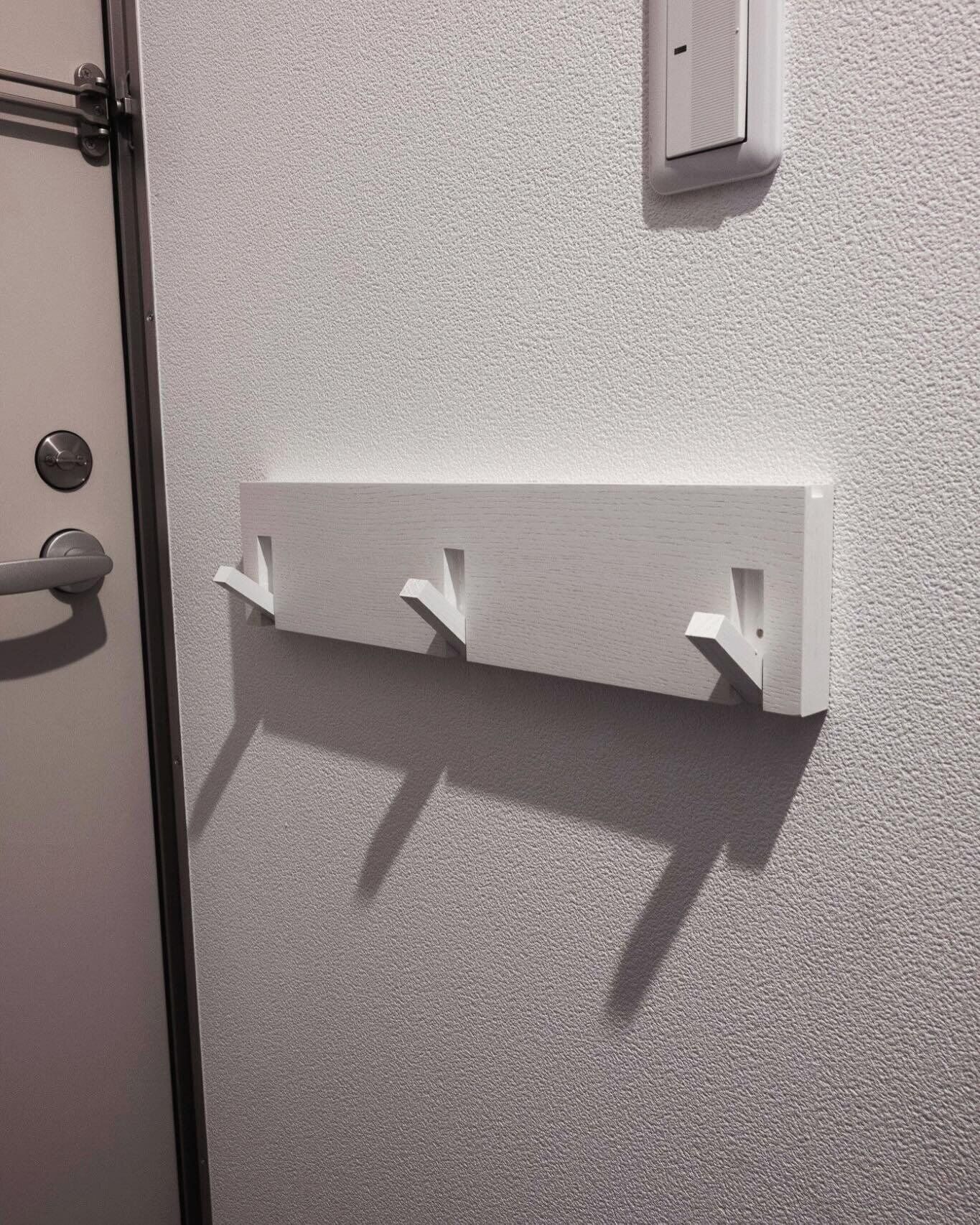 省スペースで活用できる！「壁に付けられる家具3連ハンガー」