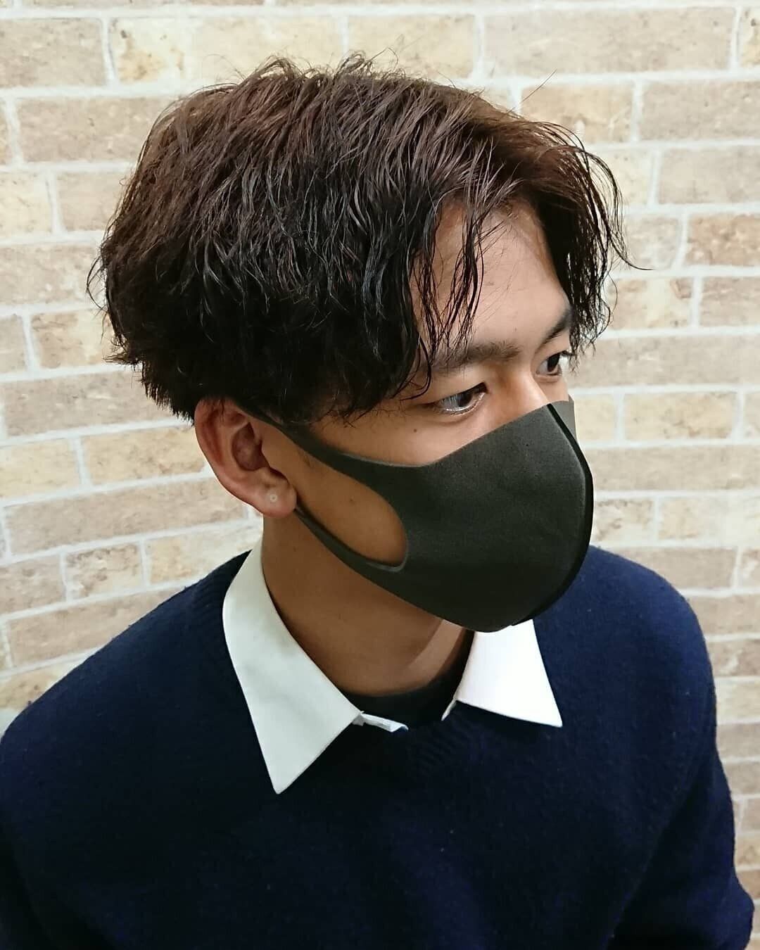 高校生の男の子に似合うヘアスタイル クセ感センター分けマッシュで大人っぽく！