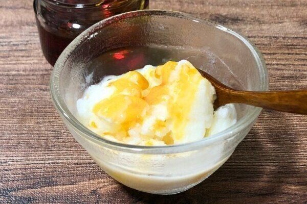 マシュマロアイスにカラメルソース