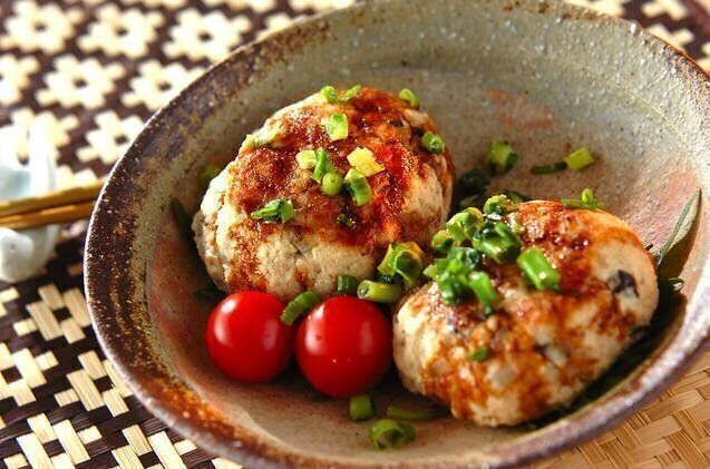 簡単ヘルシー！かさ増ししっとり甘辛おからハンバーグ