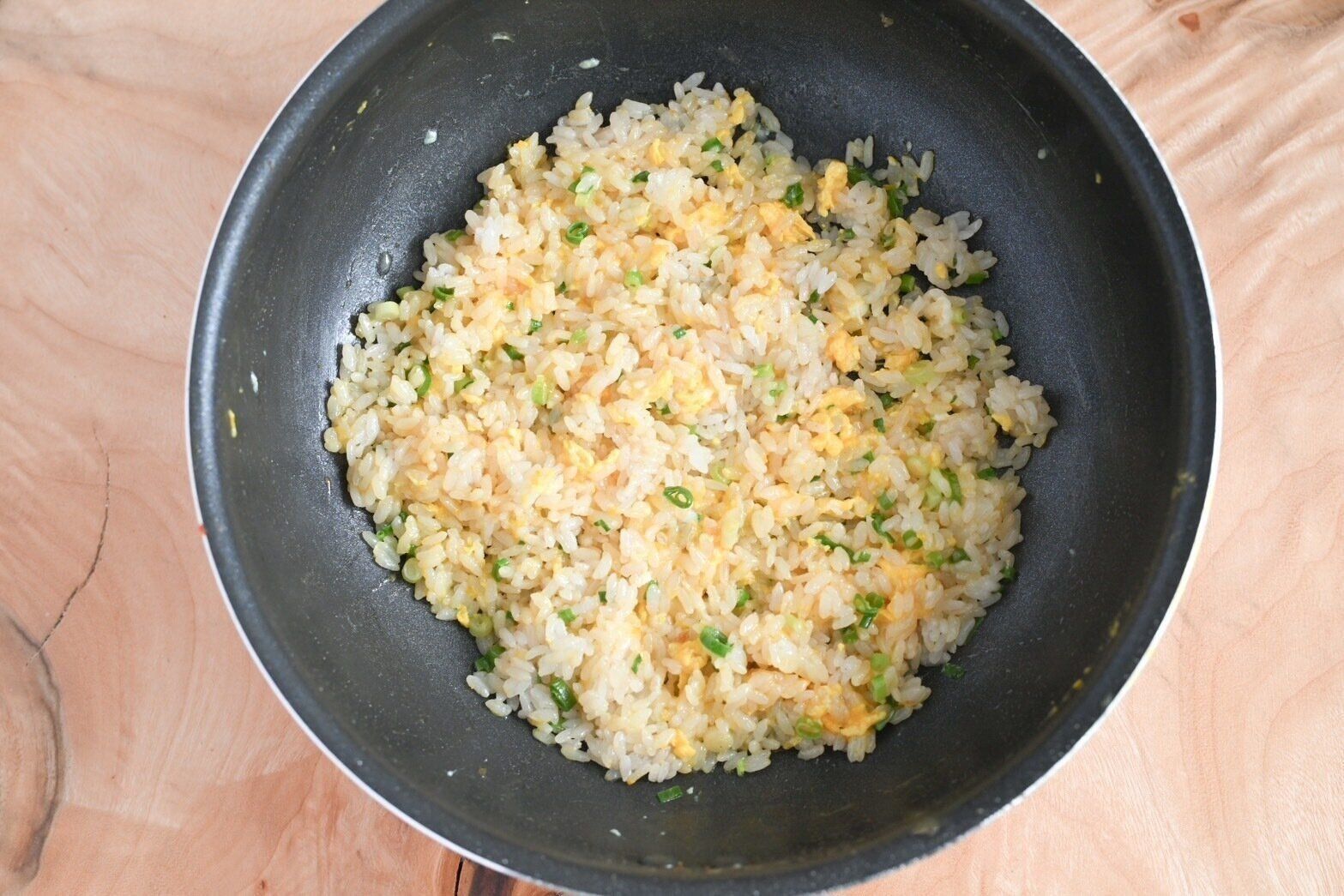 フライパンに入ったからすみ炒飯