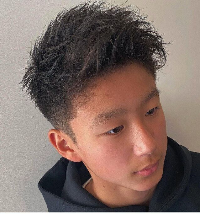 中学生の男の子に似合う流行のヘアスタイル。束感があるセットがクールなベリーショート
