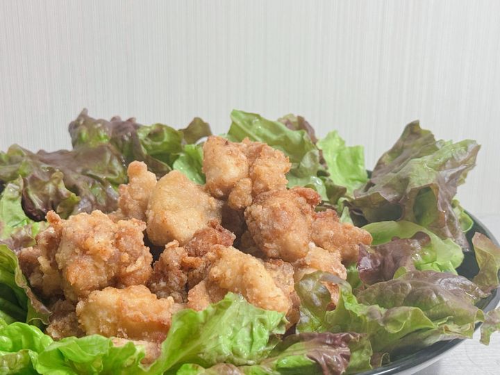 2.「唐揚げ」は揚げる前にザルで水気を切って!