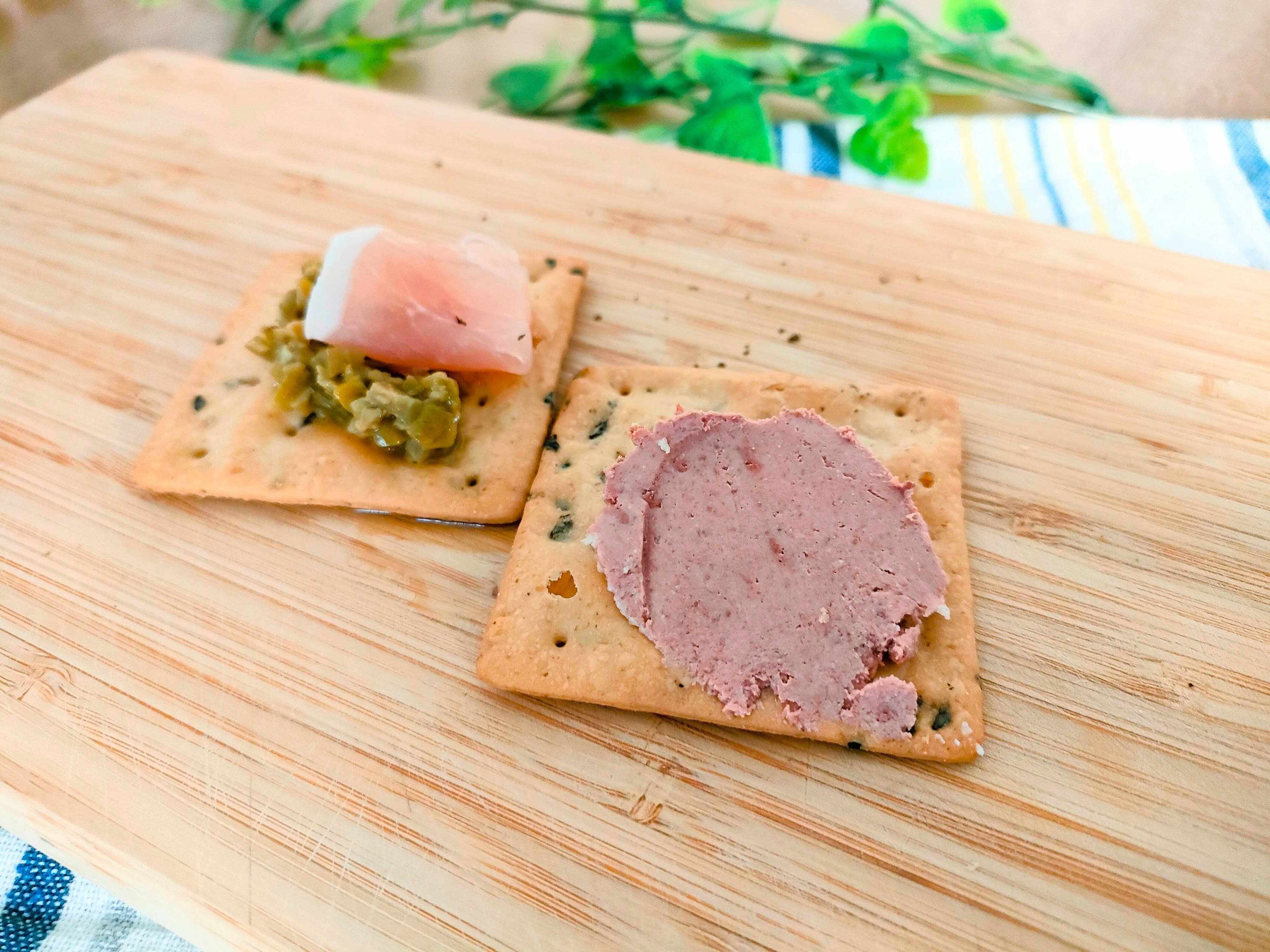 パテをのせた五穀クラッカーでパーティおつまみができあがり