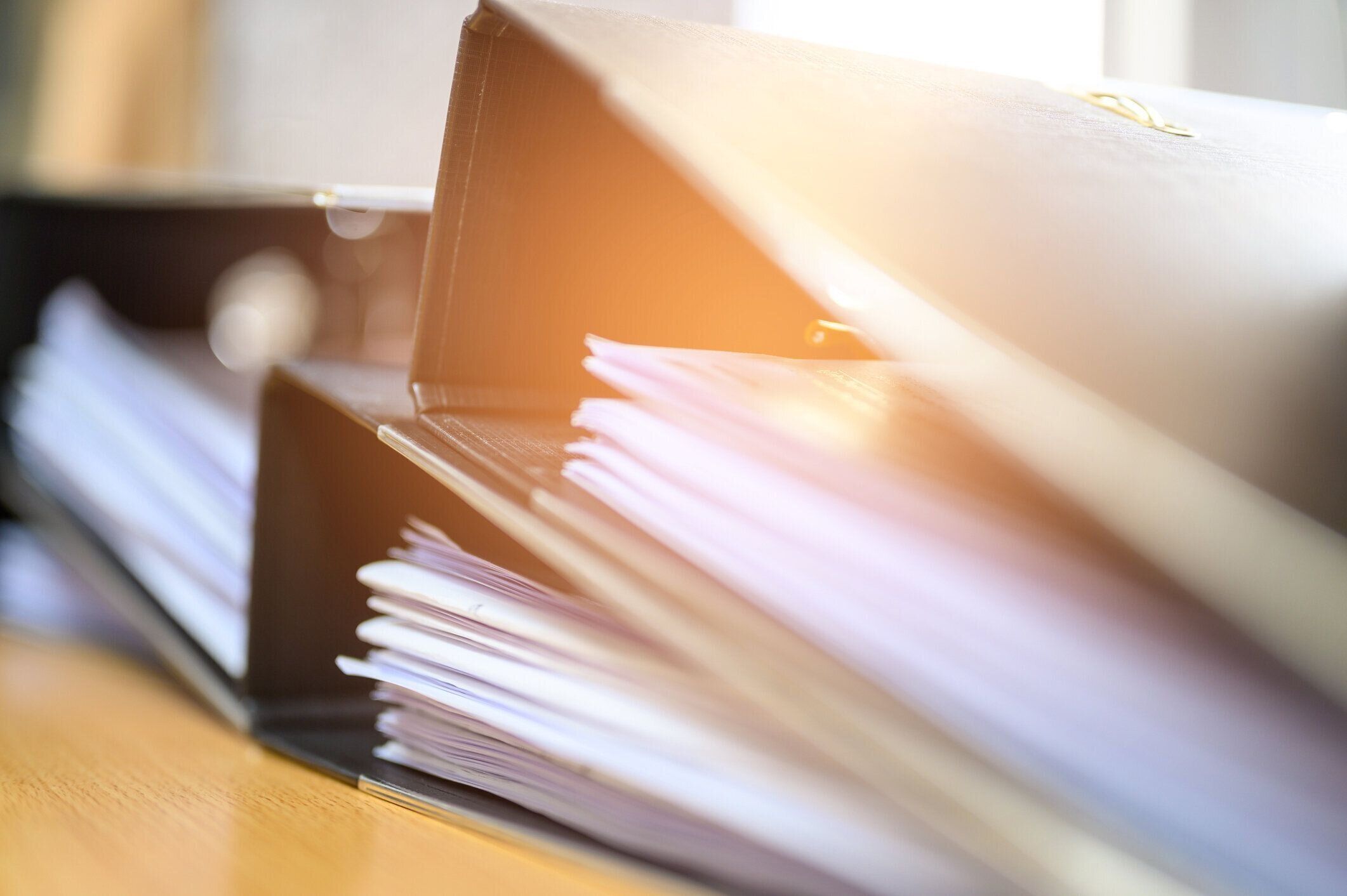 オフィスデスクの黒いドキュメントファイル