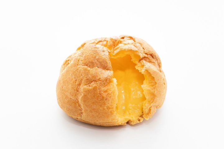 白い背景にクリームパフ