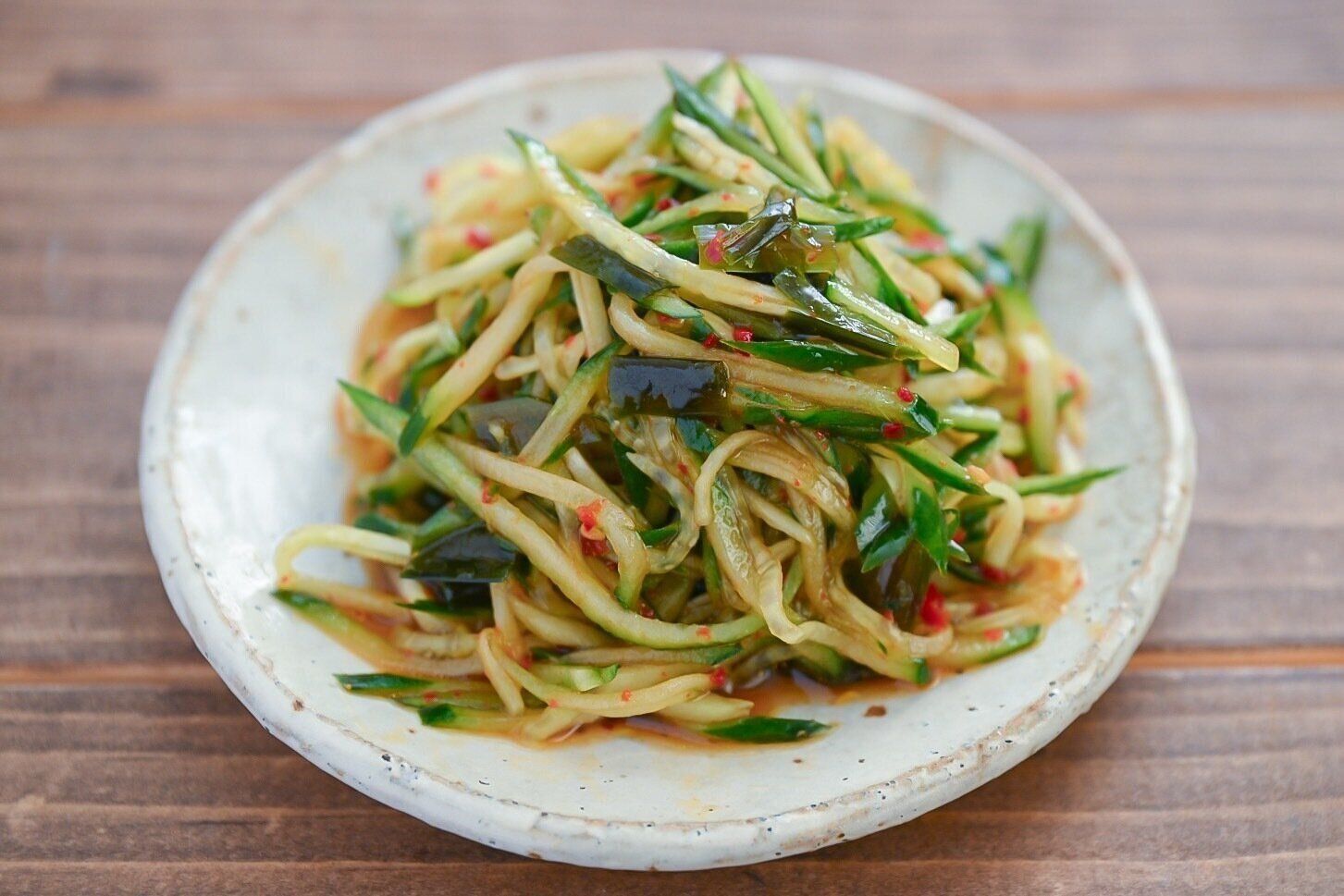 皿に盛られたきゅうりのニラだれ和え