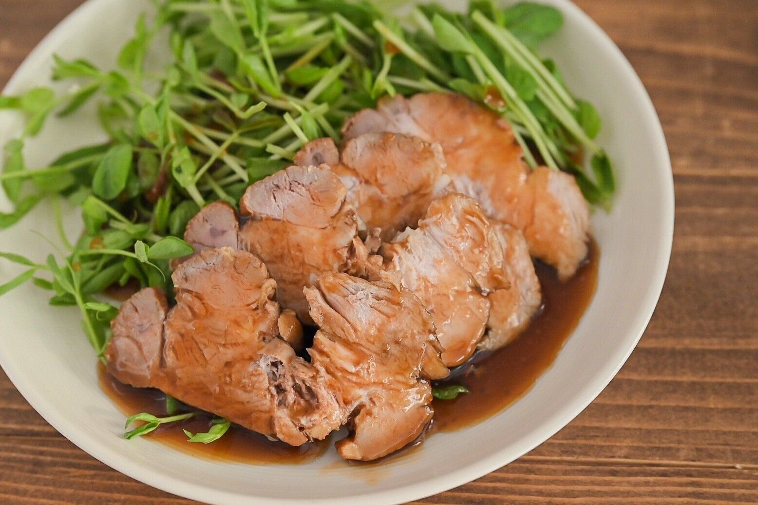 白い皿に盛られた豆苗と焼豚