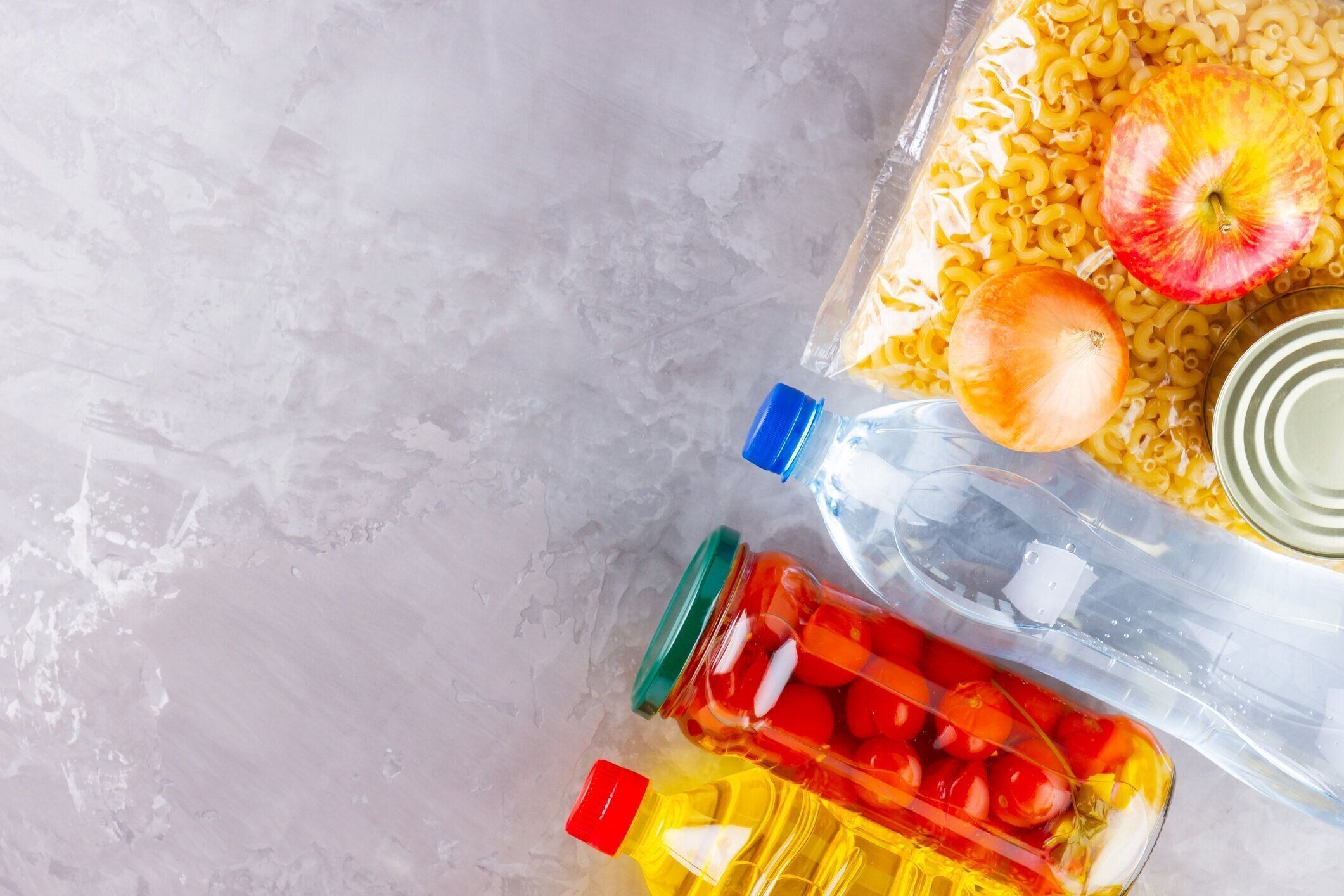 灰色の背景に食べ物の寄付。食糧供給。トップ ビュー。スペースをコピーする