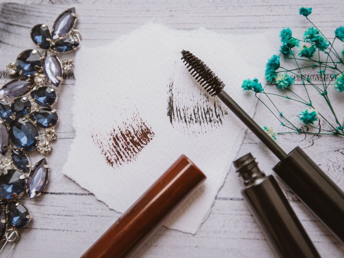 ブラシと装飾を施した2色のマスカラ
