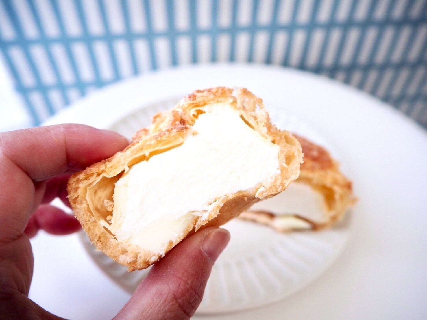 シャトレーゼ「DESSERTクッキーシューアイス ホワイトチョコミント」断面写真