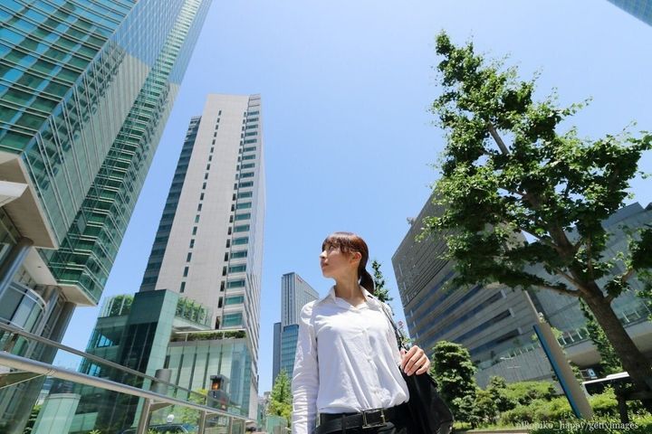 街を歩く女性