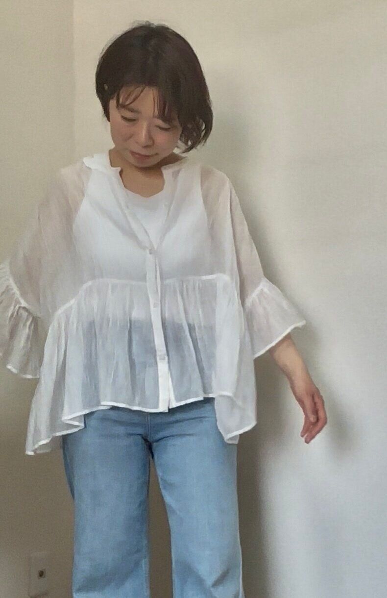 白いブラウスとデニム