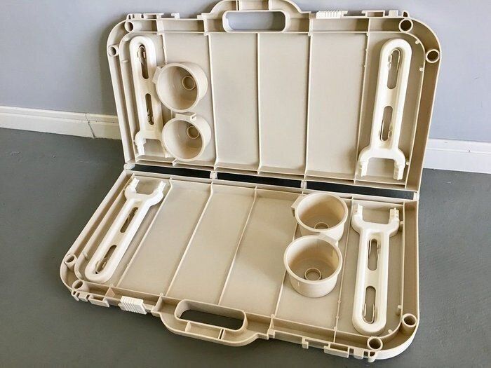 アウトドアに持っていけば活躍間違いなしの優秀アイテム！サイズは広げた状態で、幅61×奥行き55×高さ23cmになります。重さは約1.1kgで片手でもラクに持ち運べます。