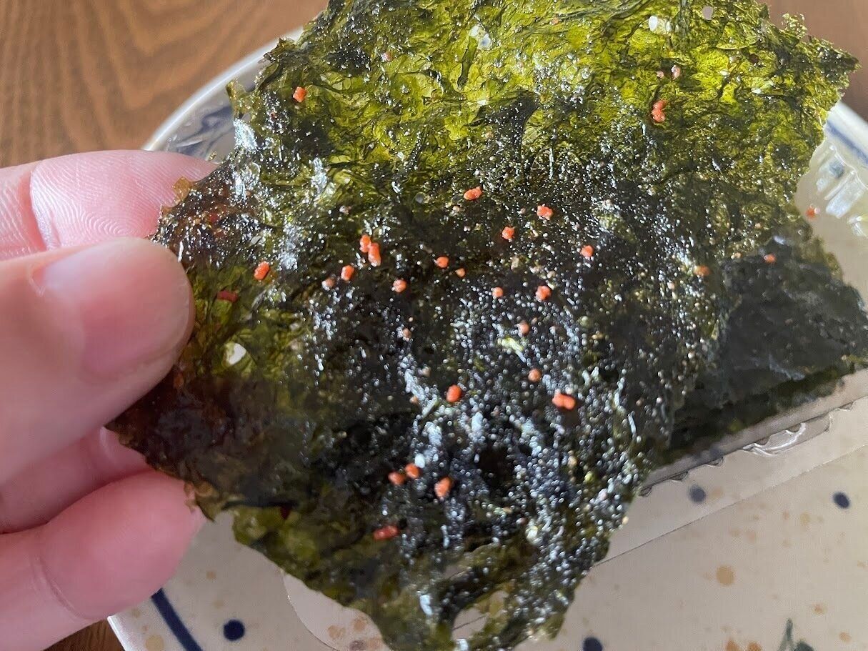 海苔の表面に明太子のつぶつぶがついている