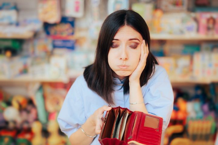 心配した女性が店で財布をチェックする