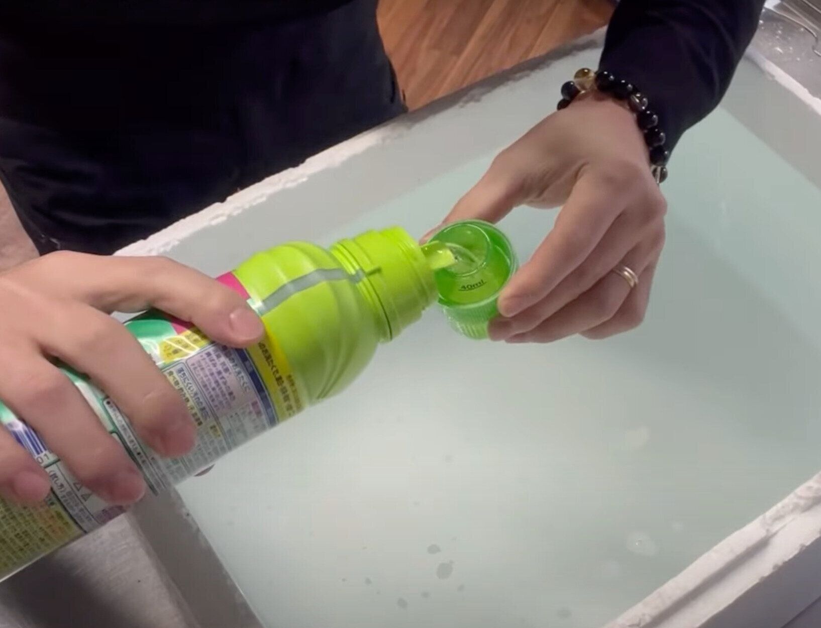 ハイターをお湯に入れる