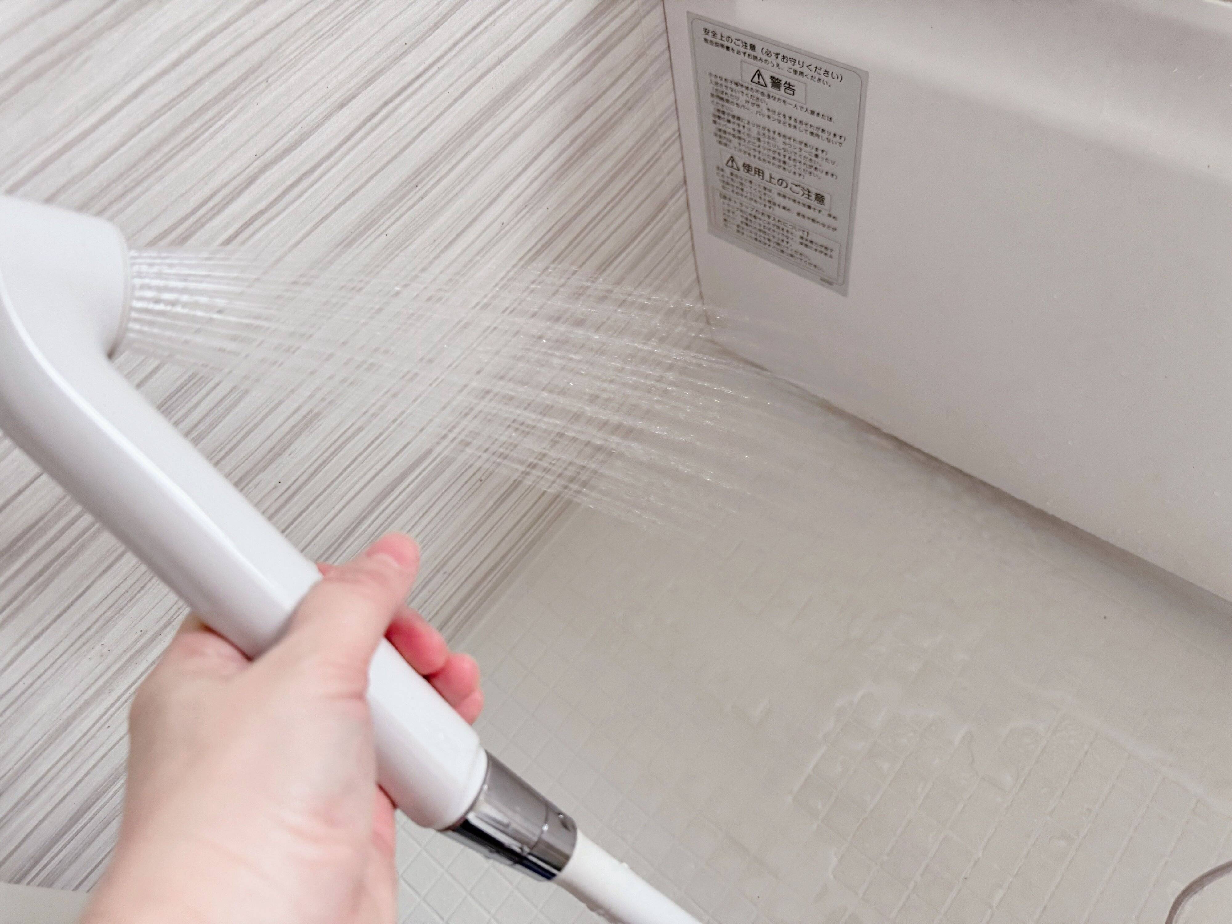 3．最後に壁や洗い場の泡汚れをシャワーで流す