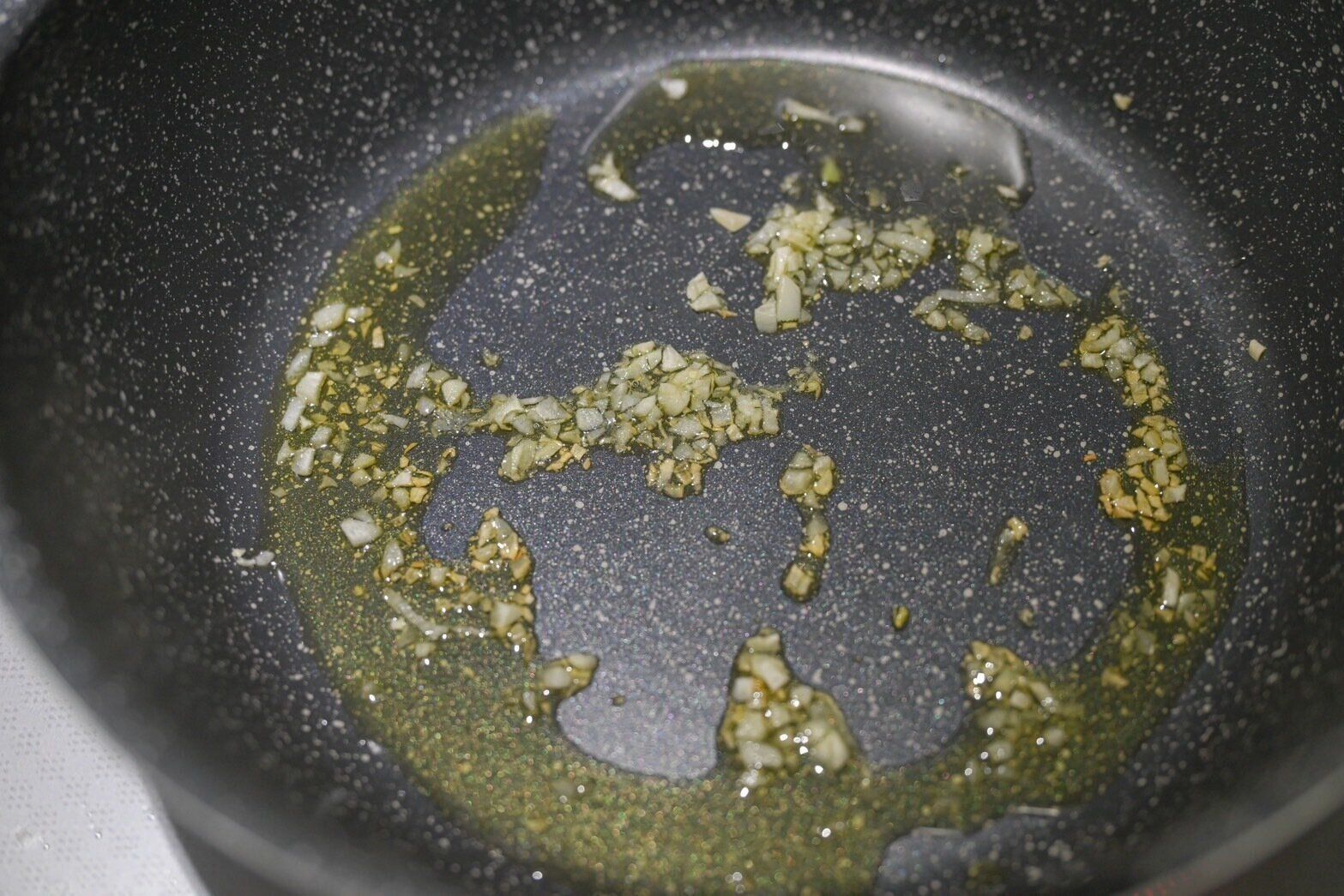 フライパンに入った加熱したにんにく