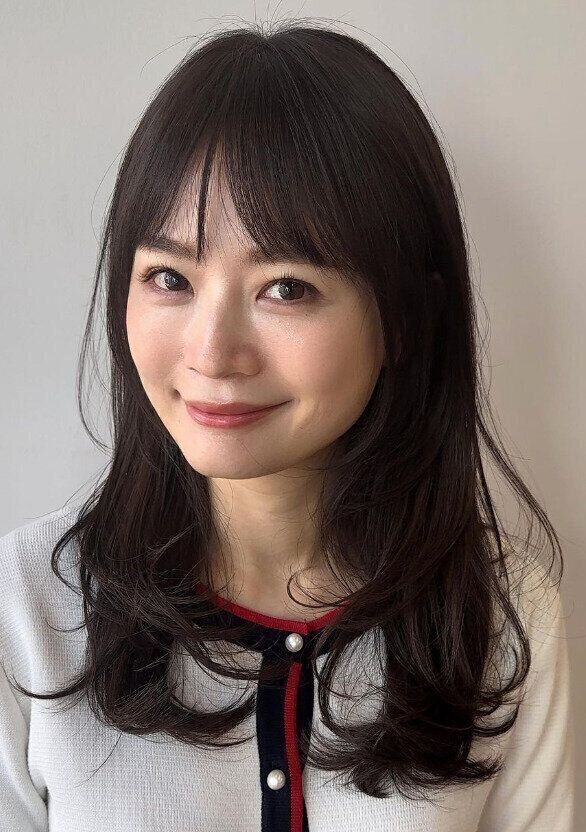 凛とした印象に！たっぷりレイヤーが入ったロングヘア