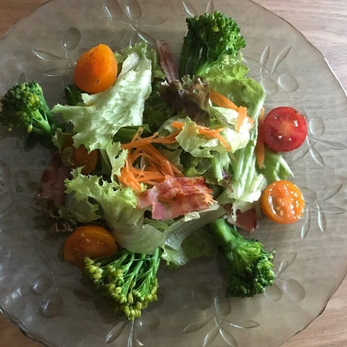レタスとスティックセニョール、ベーコンのサラダ 