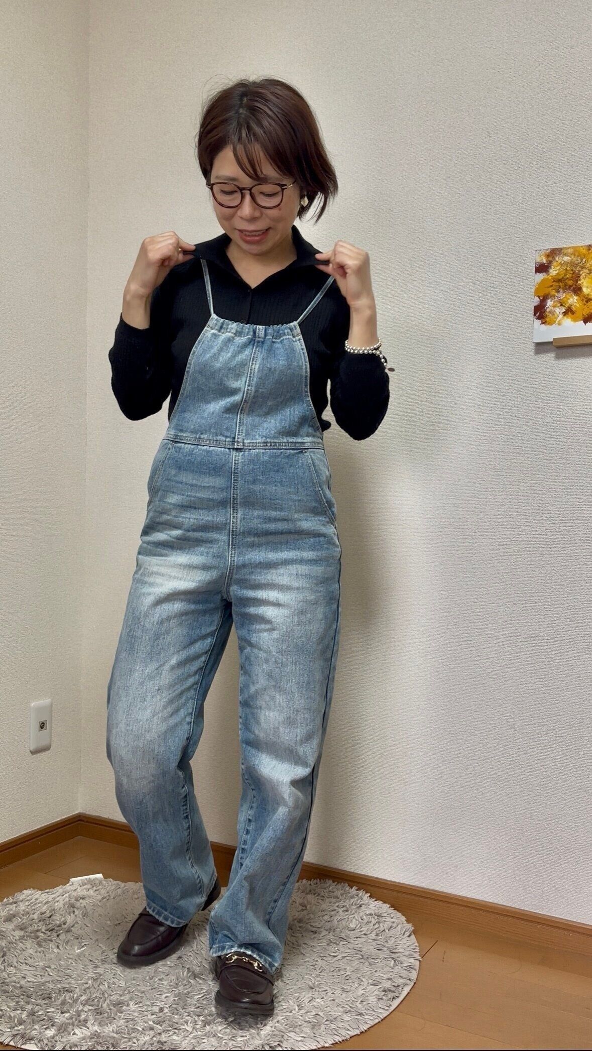 デニムのサロペットにメガネのコーディネート