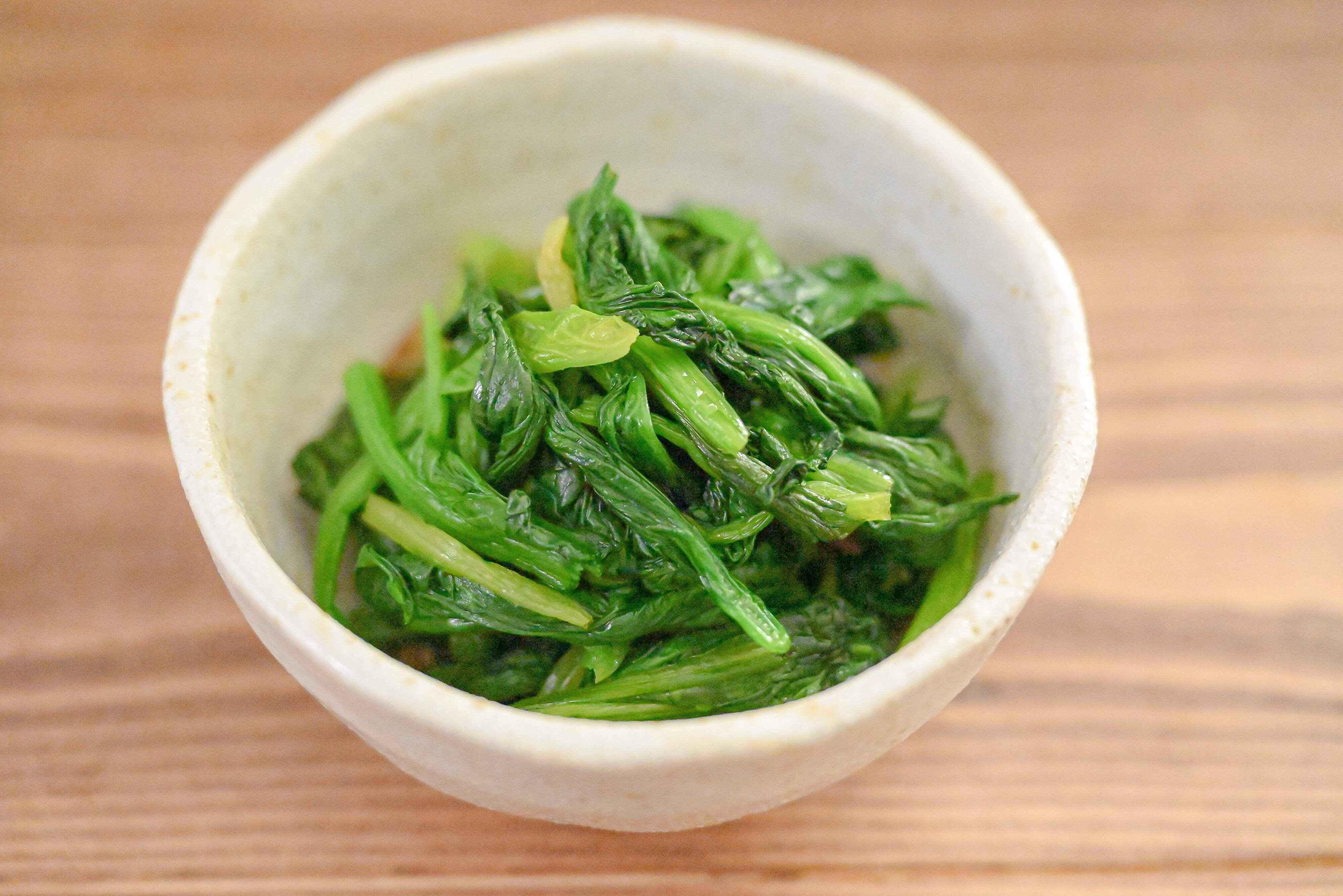 白い皿に盛られたほうれん草のめんつゆ和え