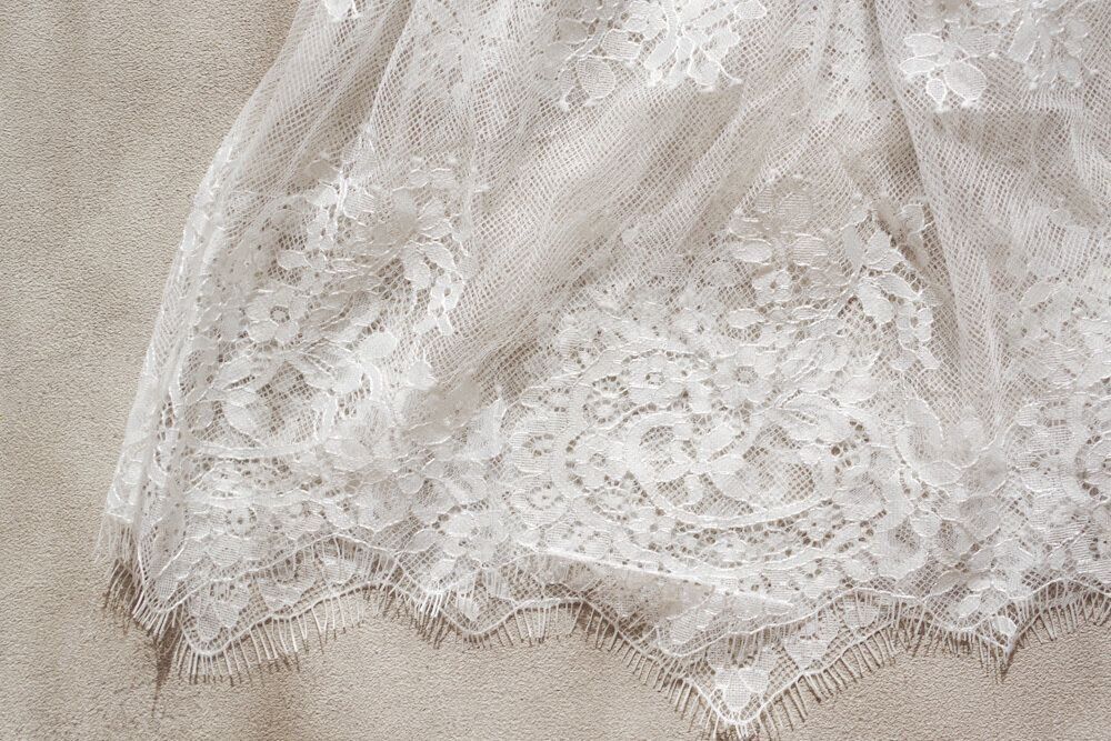 裾から見せると今っぽいアイテム「レースキャミソール」40代はこう着こなす！