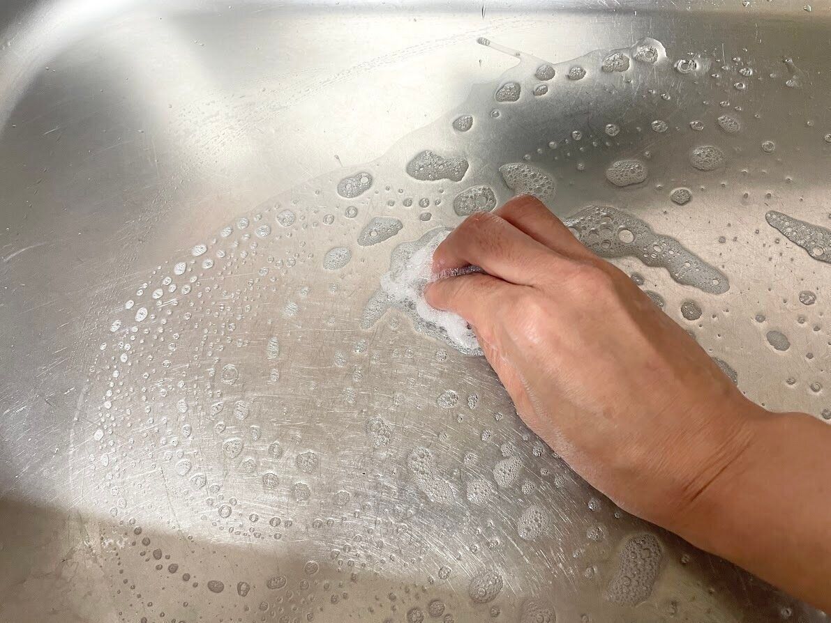 シンクをラップで洗う