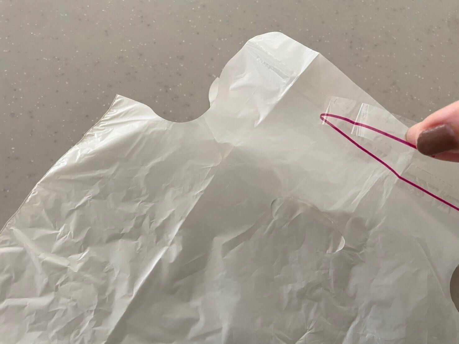 【3COINS】家はもちろんクルマでも使える！どこでも「ペタッと」貼れるのが便利すぎる330円アイテム