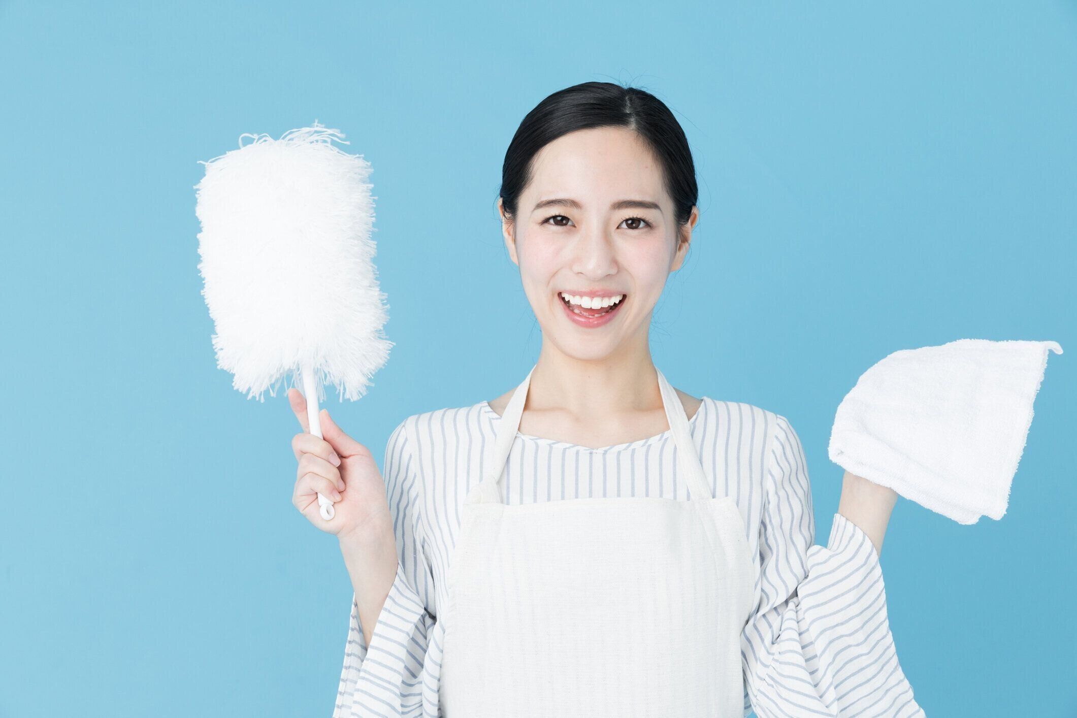 青の背景にイメージをクリーニング若いアジア女性の肖像画