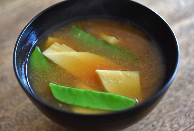 たけのこと絹さやの味噌汁