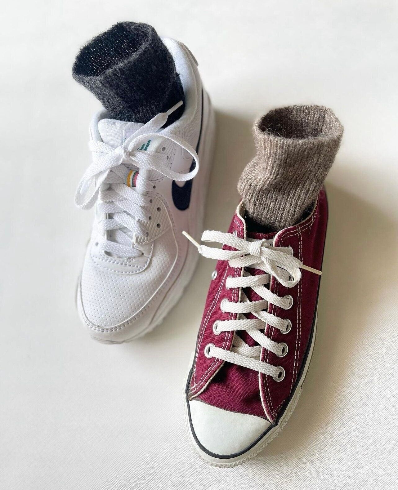 白スニーカーとエンジスニーカー