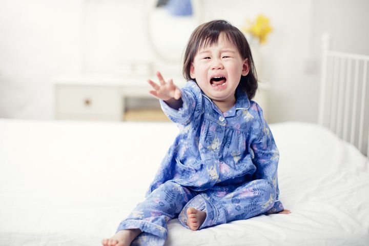 泣いている女の赤ちゃんは、睡眠をしません。