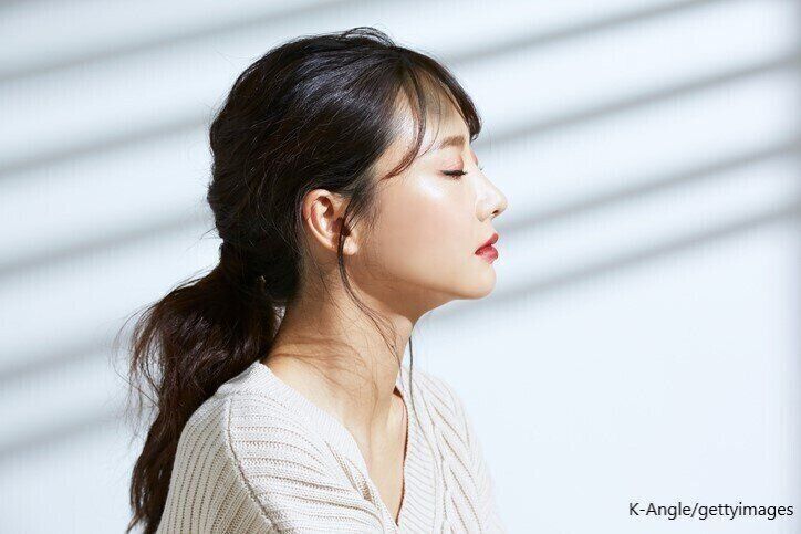 目を閉じた女性の横顔