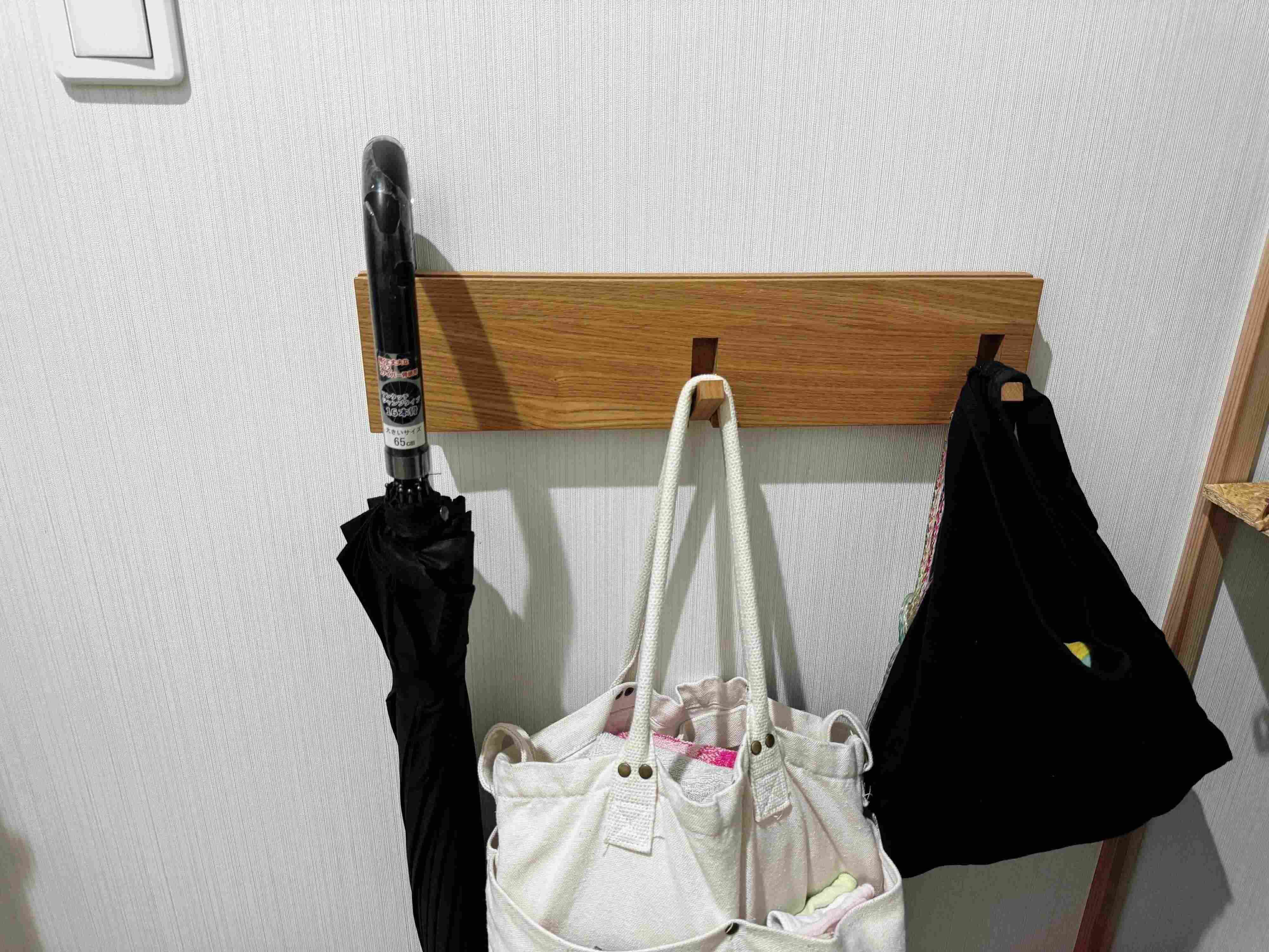 2．「壁に付けられる家具3連ハンガー」で小物を収納