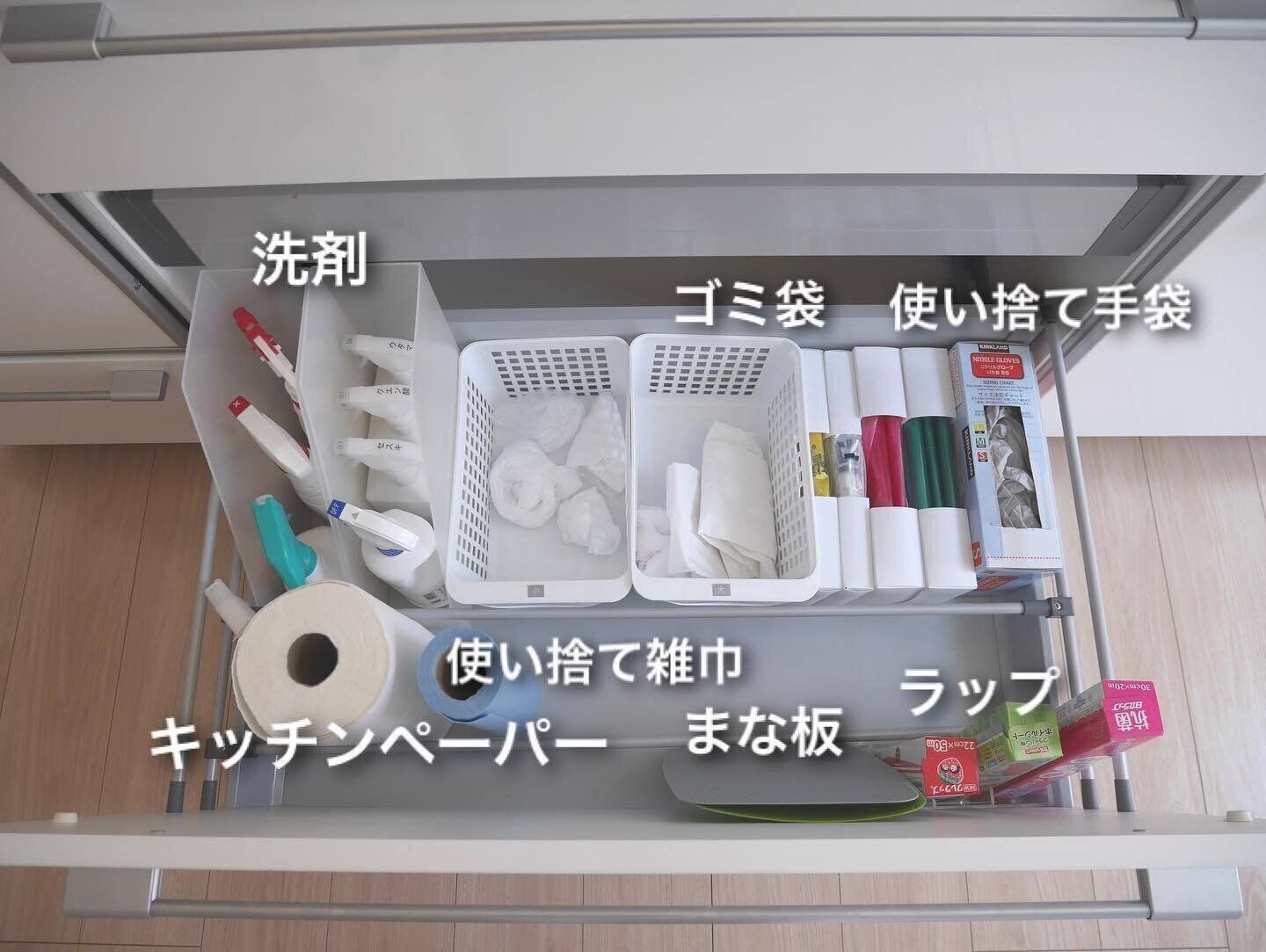 アクリル仕切りスタンドでラップ類を立てて収納！