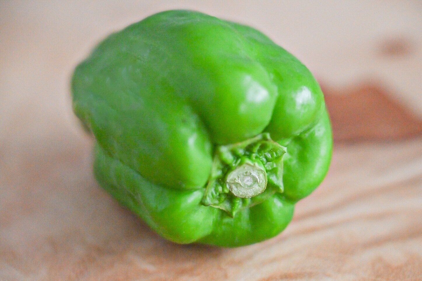 テーブルにのったピーマン