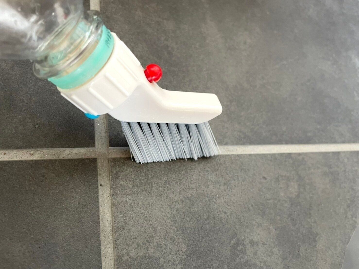 年末のサッシレールの掃除に！ペットボトルに付けるだけ簡単な「ダイソーのスリムブラシ」