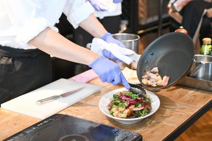 シェフが料理の実演をしているところ