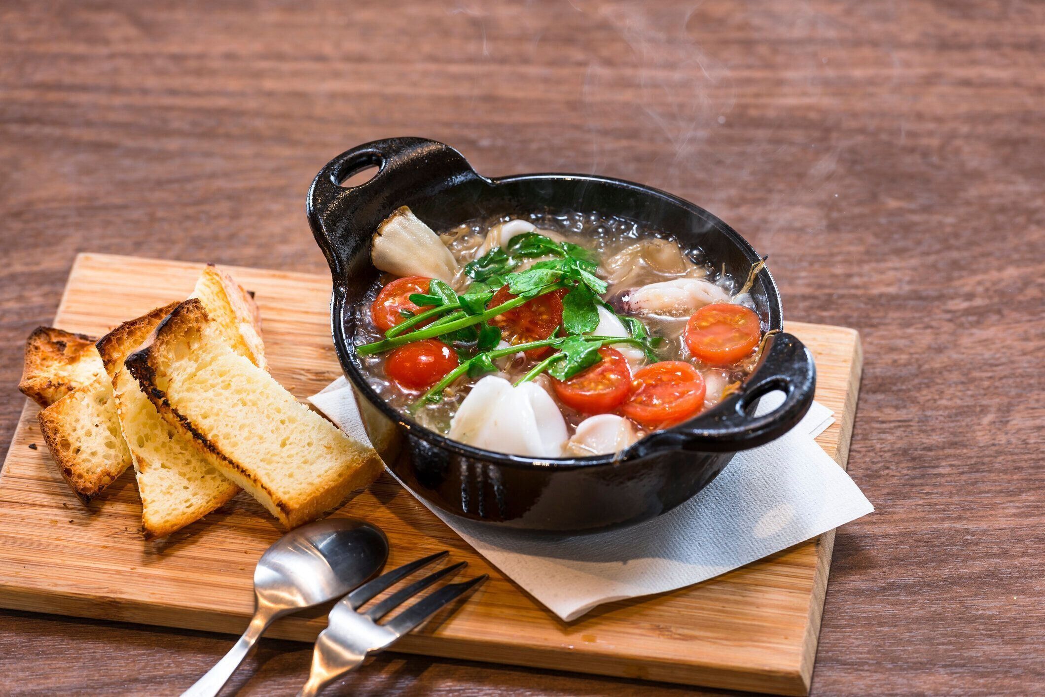 キノコとヤリイカのアヒージョ